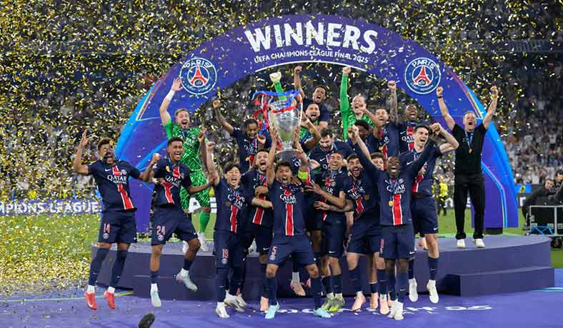 Jugadores del PSG celebran el título en la Champions