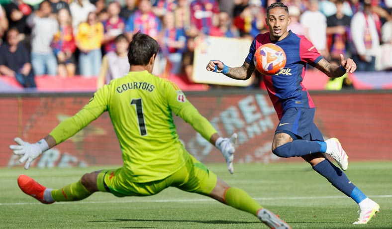 Raphinha de Barcelona define ante Courtois de Real Madrid