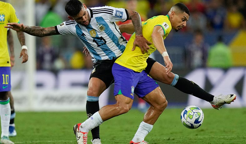 Cristian Romero de Argentina marca a Andre de Brasil