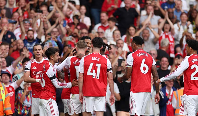 Jugadores del Arsenal celebran un gol en la Premier