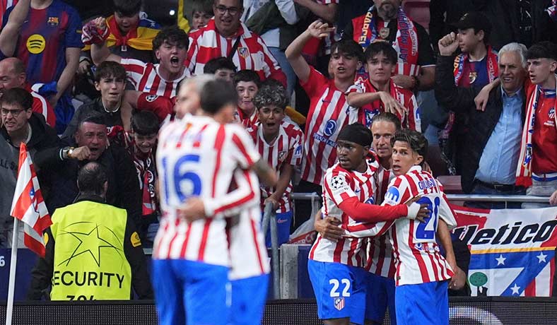 Jugadores del Atletico celebran un gol de Lookman