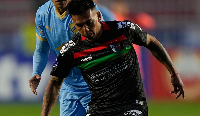 Joel Abrigo de Palestino en partido de Copa Sudamericana