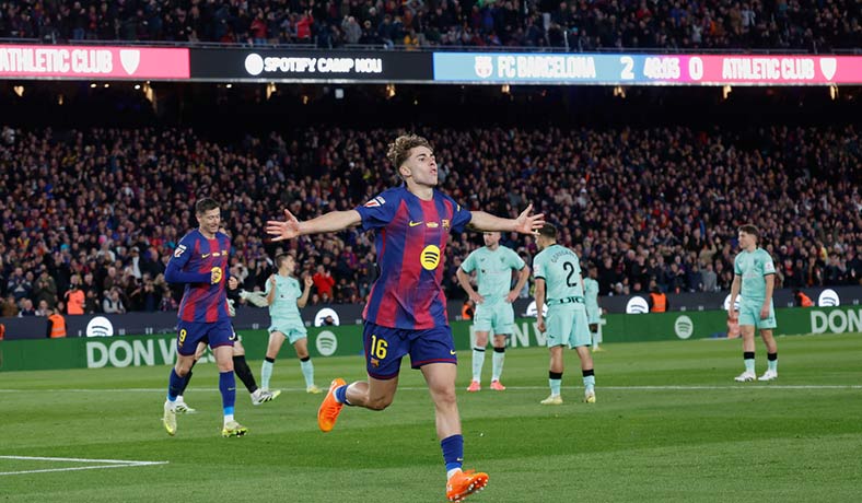 Fermin Lopez festeja un gol de Barcelona ante Athletic