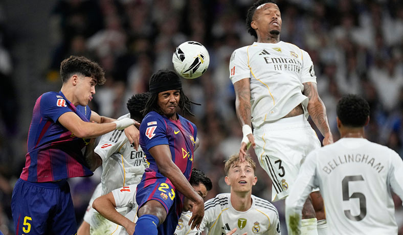 Jules Kounde y Militao buscan la pelota en un clásico español
