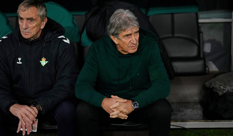 El técnico del Betis Manuel Pellegrini en partido de Europa League