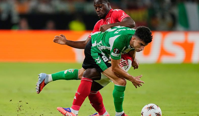 Marc Roca del Betis ante el Nottingham Forest
