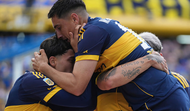 Jugadores de Boca festejan un gol de Miguel Merentiel