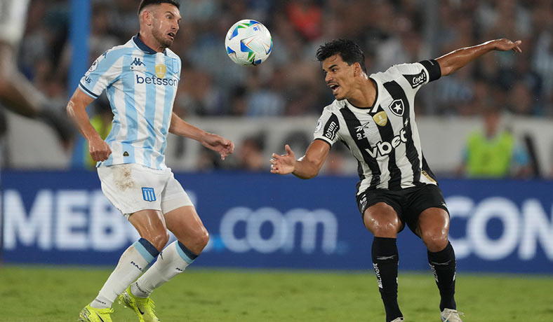 Adrian Martinez de Racing ante Danilo Barbosa de Botafogo