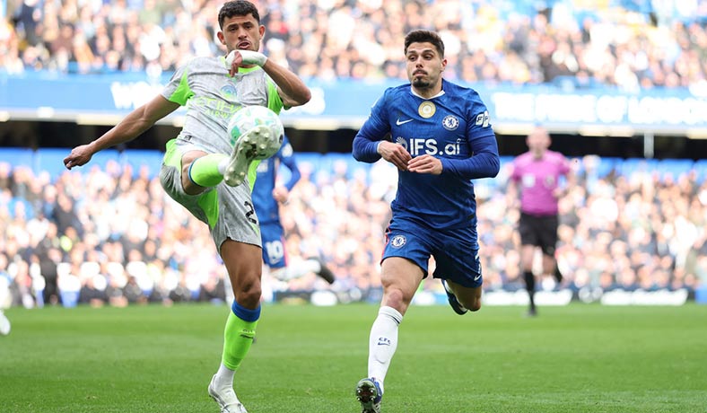 Matheus Nunes de City ante Pedro Neto de Chelsea