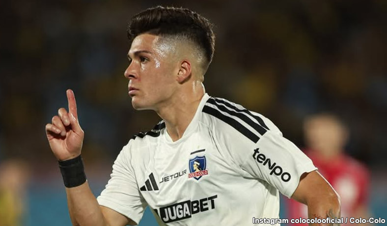 Felipe Mendez festeja un gol de Colo Colo