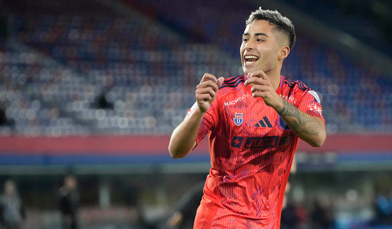 Lucas Assadi festejando un gol de Universidad de Chile