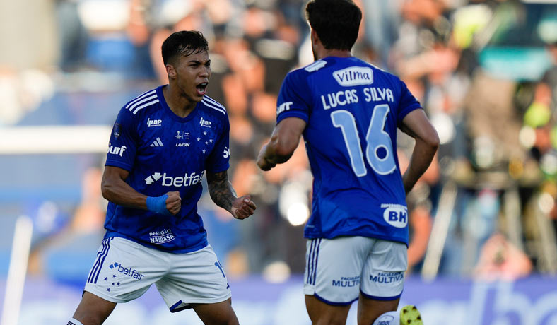 Kaio Jorge y Lucas Silva festejan un gol de Cruzeiro
