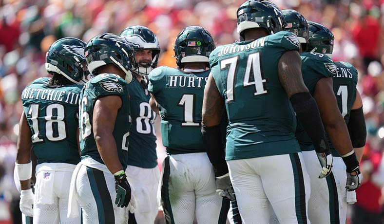 Jalen Hurts de los Eagles da instrucciones a otros jugadores