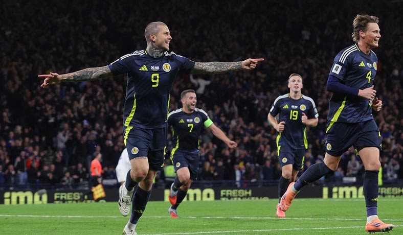 Lyndon Dykes celebra un gol para la selección de Escocia