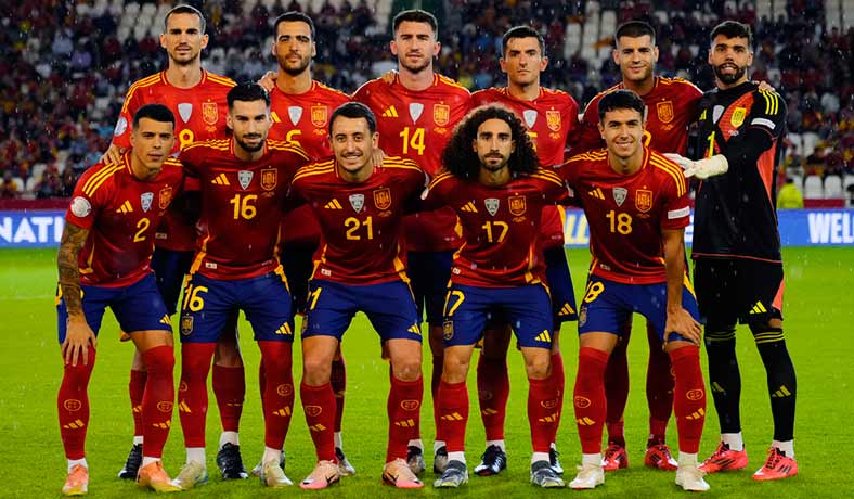 El equipo titular de España frente a Serbie en UNL