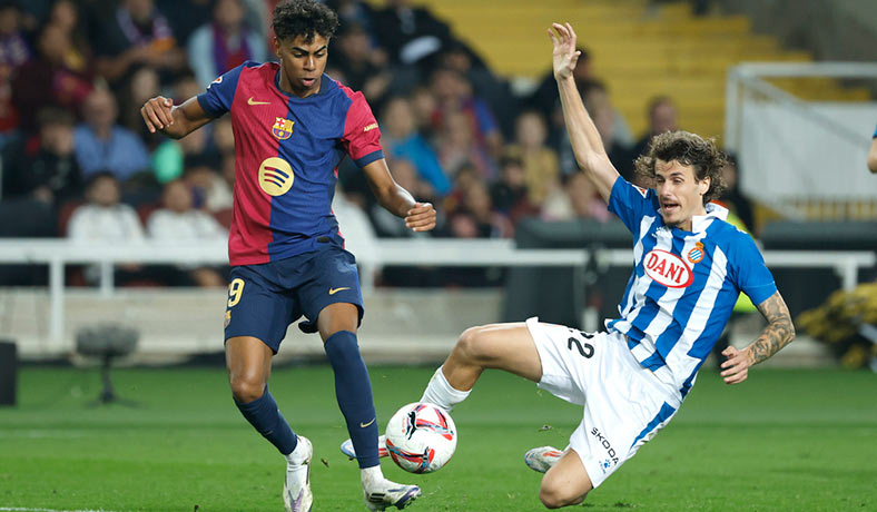 Lamine Yamal de Barcelona ante Carlos Romero del Espanyol