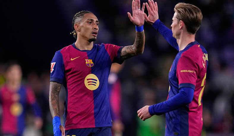 Raphina y De Jong celebran un gol del FC Barcelona