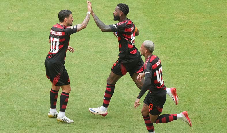Gerson y De Arrascaeta celebran un gol de Flamengo