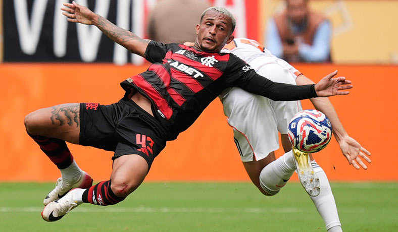 Wesley de Flamengo en partido contra el Bayern