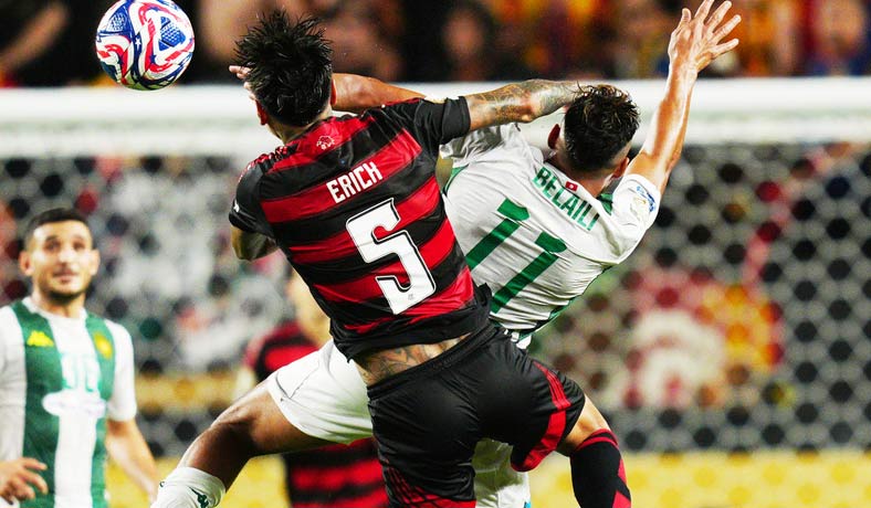 El volante chileno Erick Pulgar en partido de Flamengo