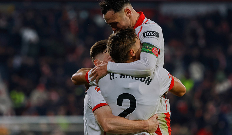 Jugadores de Girona festejan un gol contra Real Madrid