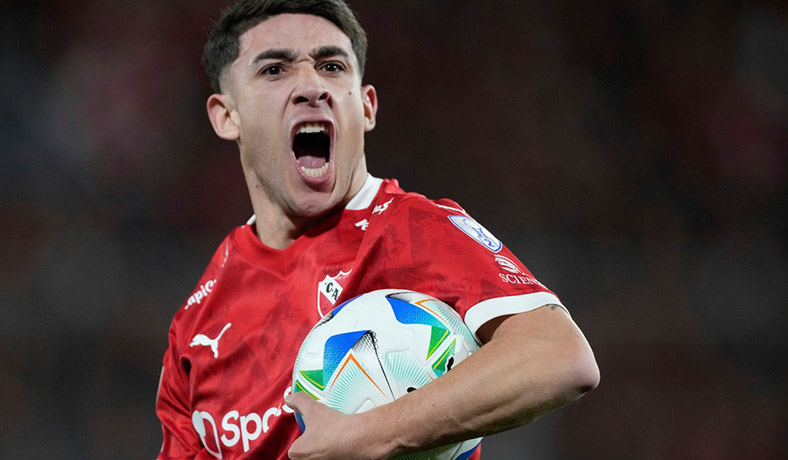 Santiago Montiel festeja un gol de Independiente