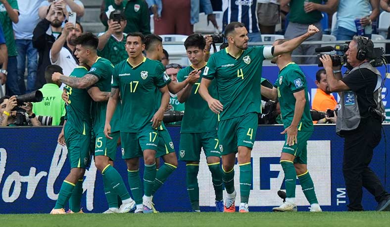 Jugadores de Bolivia celebran un gol ante Surinam