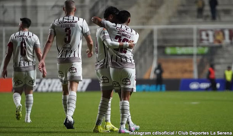 Jugadores de La Serena celebran un gol en el torneo chileno