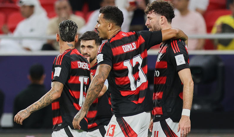 Leo Pereira y Danilo festejan un gol de Flamengo