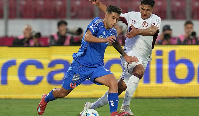 Lucas Assadi de la U ante Diego Medina de Lanus