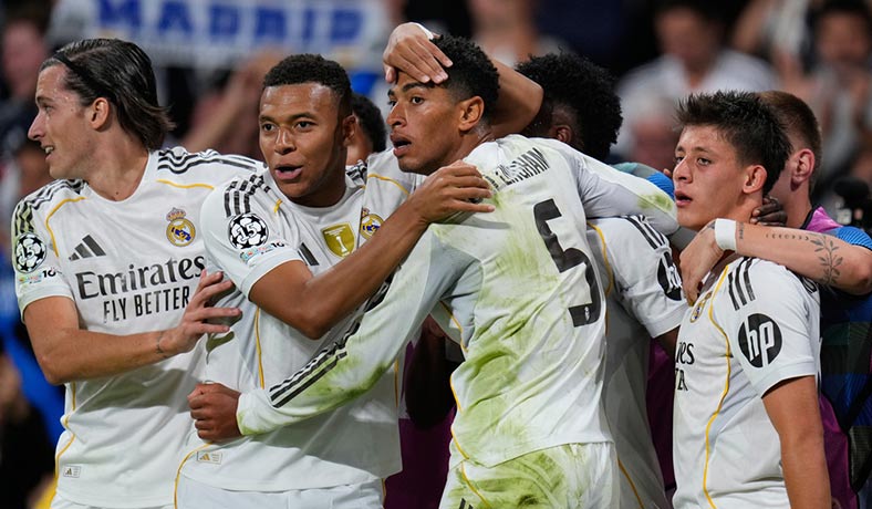 Jugadores del Real Madrid celebran un gol de Bellingham