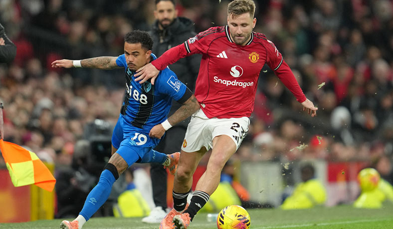 Luke Shaw del Manchester United en partido ante Bournemouth