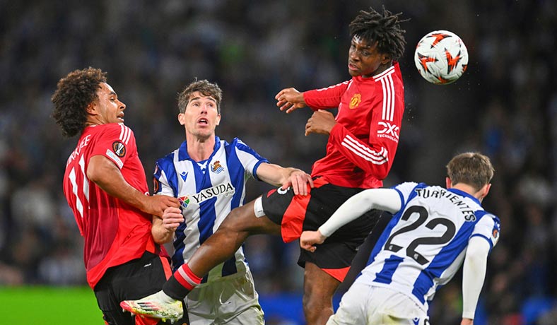 Joshua Zirkzee del Man Utd en partido ante Real Sociedad