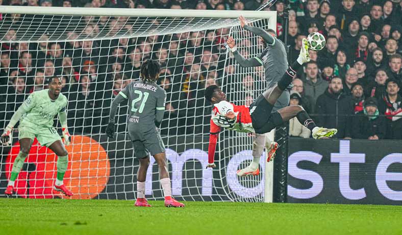 Ibrahim Osman del Feyenoord en partido ante el AC Milan
