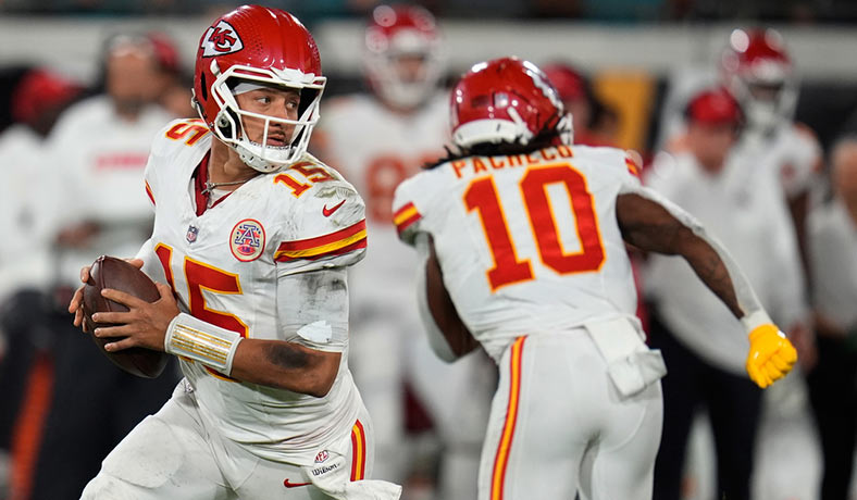 Patrick Mahomes en juego para los Chiefs en la NFL 2025