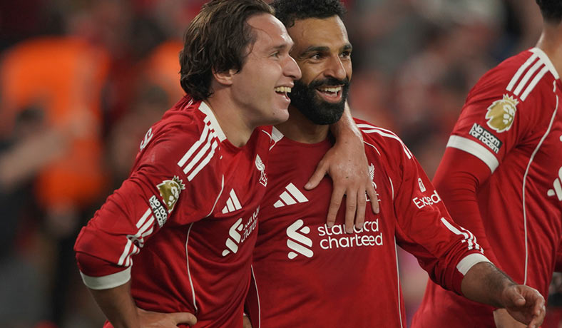 Mohamed Salah y Federico Chiesa festejan un gol del Liverpool