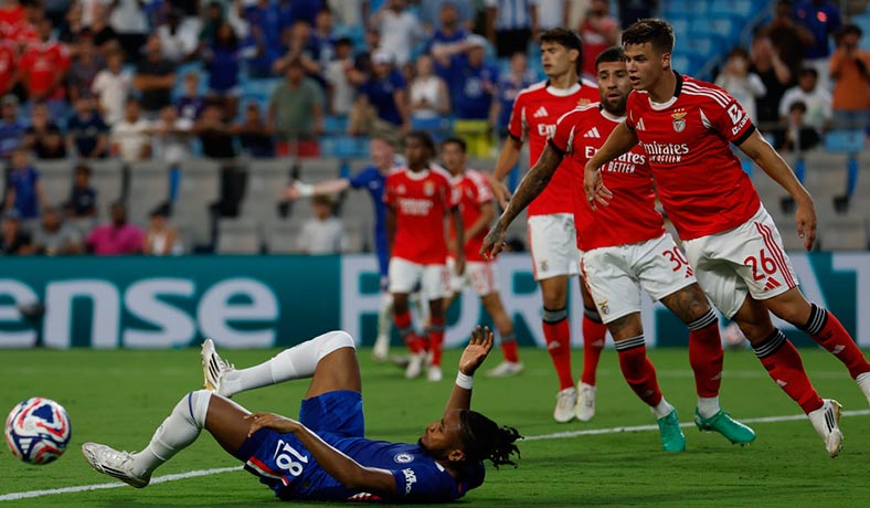 Samuel Dahl y Nico Otamendi de Benfica ante el Chelsea