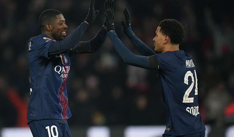Dembele y Mayulu festejan un gol del PSG ante Paris FC