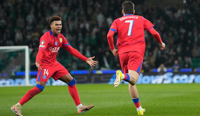 Kvaratskhelia celebra un gol del PSG con Desire Doue