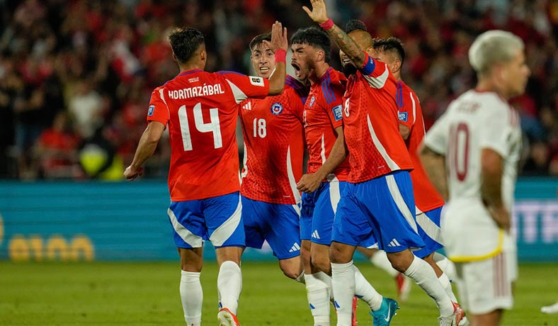 Jugadores de Chile festejan un gol ante Venezuela