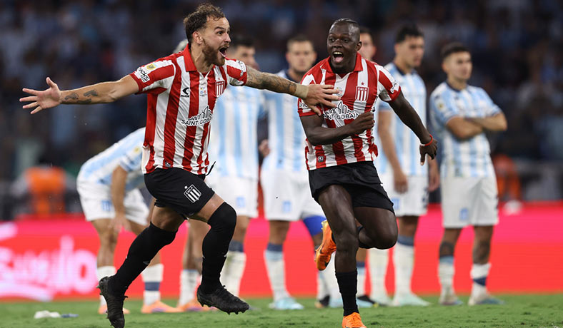 Jugadores de Estudiantes festejan el triunfo en el Clausura 2025