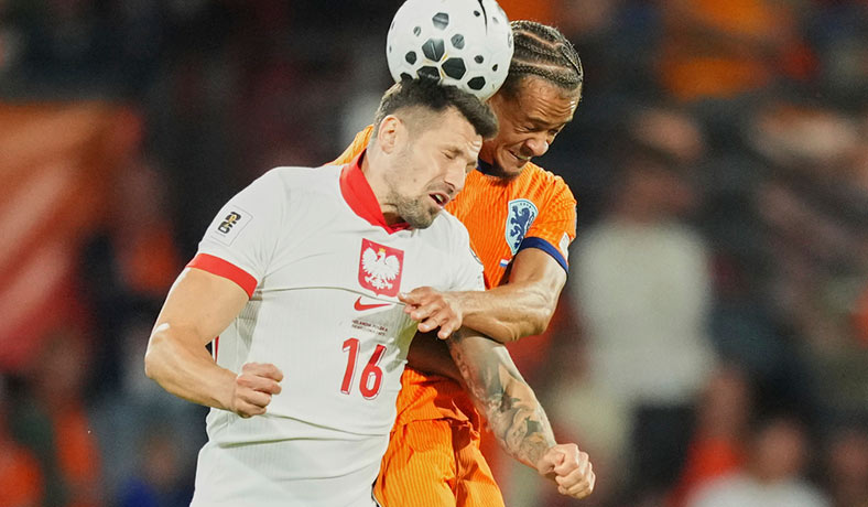 Xavi Simons de Paises Bajos en partido contra Polonia
