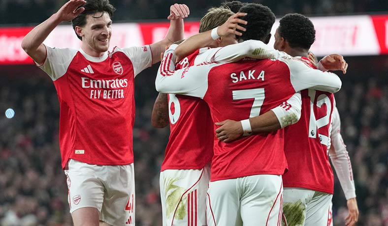 Jugadores del Arsenal celebran un gol en la Premier League