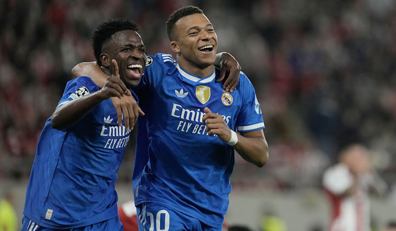 Vinicius Junior y Kylian Mbappe festejan un gol en la Champions