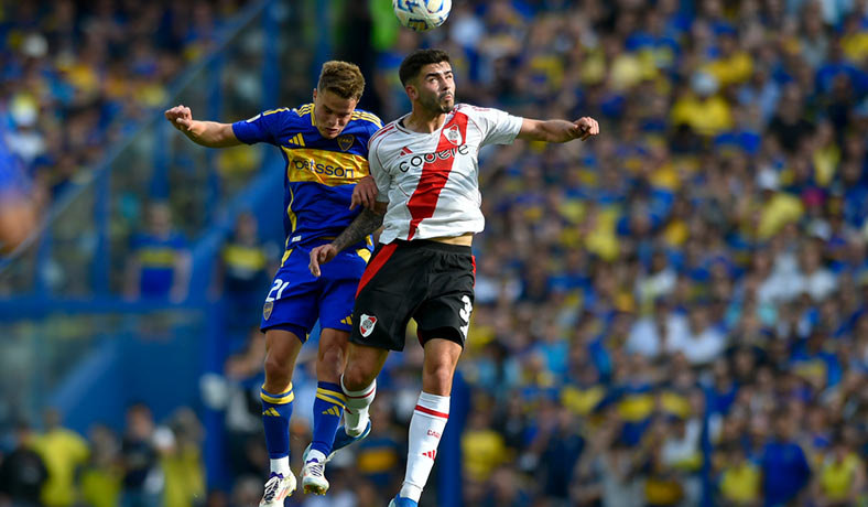 Ignacio Miramon de Boca salta ante Santiago Simon de River