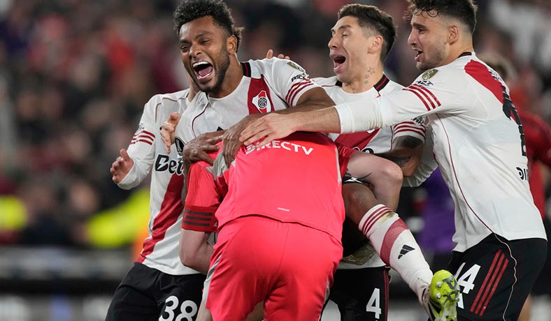 Miguel Borja y futbolistas de River festejan en la Libertadores