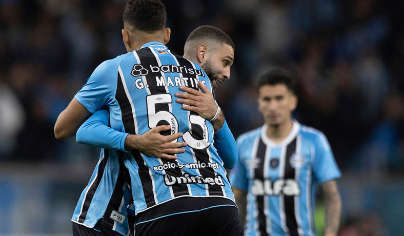 Gustavo Martins y Wagner Leonardo festejan un gol de Gremio