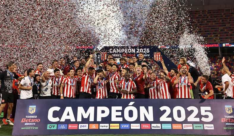 Jugadores de Estudiantes celebrando el título del Clausura 2025
