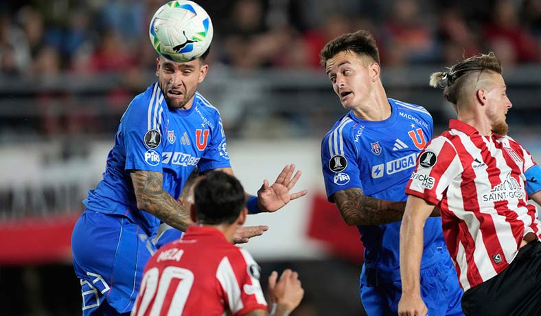 Matias Zaldivia cabecea la pelota en partido de la U contra Estudiantes