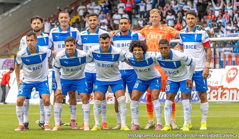 Universidad Catolica antes de un partido de Liga de Primera